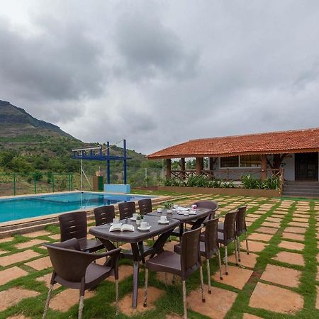 Stayvista'S Ficus Farms - Mountain-View Haven With Rustic Artsy Interiors, Outdoor Pool, Glasshouse, Home Theatre & Karaoke Delight Igatpuri Eksteriør bilde