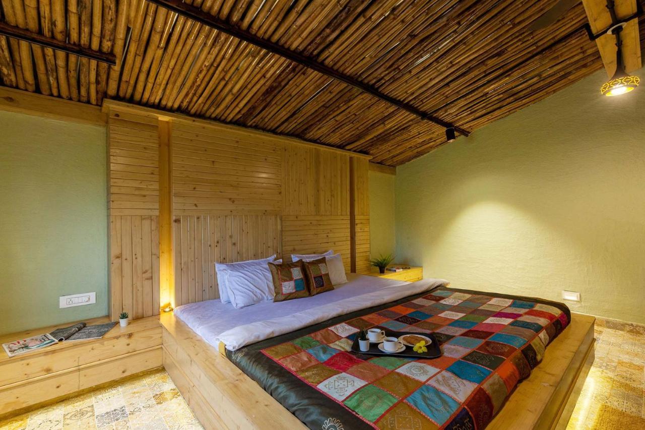 Stayvista'S Ficus Farms - Mountain-View Haven With Rustic Artsy Interiors, Outdoor Pool, Glasshouse, Home Theatre & Karaoke Delight Igatpuri Eksteriør bilde